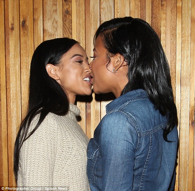 Karrueche Tran yafotowe asomana umunwa ku wundi na Christina Milian