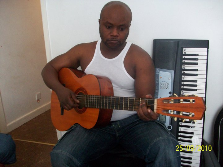 Nyuma yo kubagwa mu mihogo, Kidum yatangiye koroherwa; ubu ari kugerageza kureba ko yasubira muri Studio