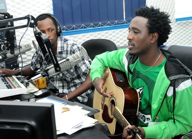 Alpha ari mu kiganiro muri studio za Clouds FM imwe mu maradiyo akunzwe muri Tanzaniya