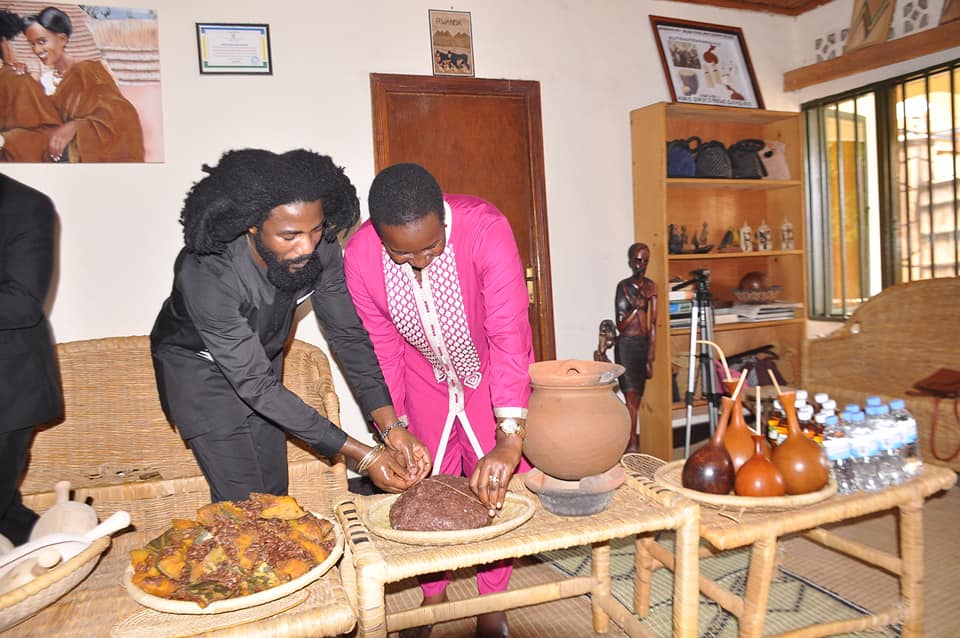 Hano Rutangarwamaboko na Minisitiri Uwacu bakataga umutsima w'amasaka