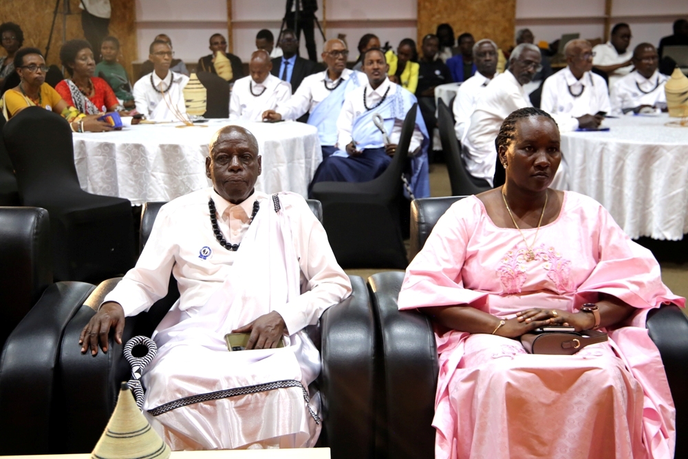 Uwacu Julienne (iburyo) na Kayishema Jean Marie Vianney bari mu bakurikiranye uyu muhango