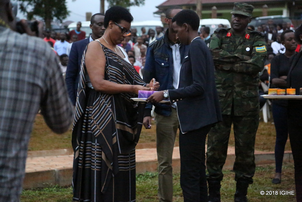 Perezida w'Inteko Ishinga Amategeko y'u Rwanda, Umutwe w'Abadepite, Mukabalisa Donatille, acana urumuri rw'icyizere