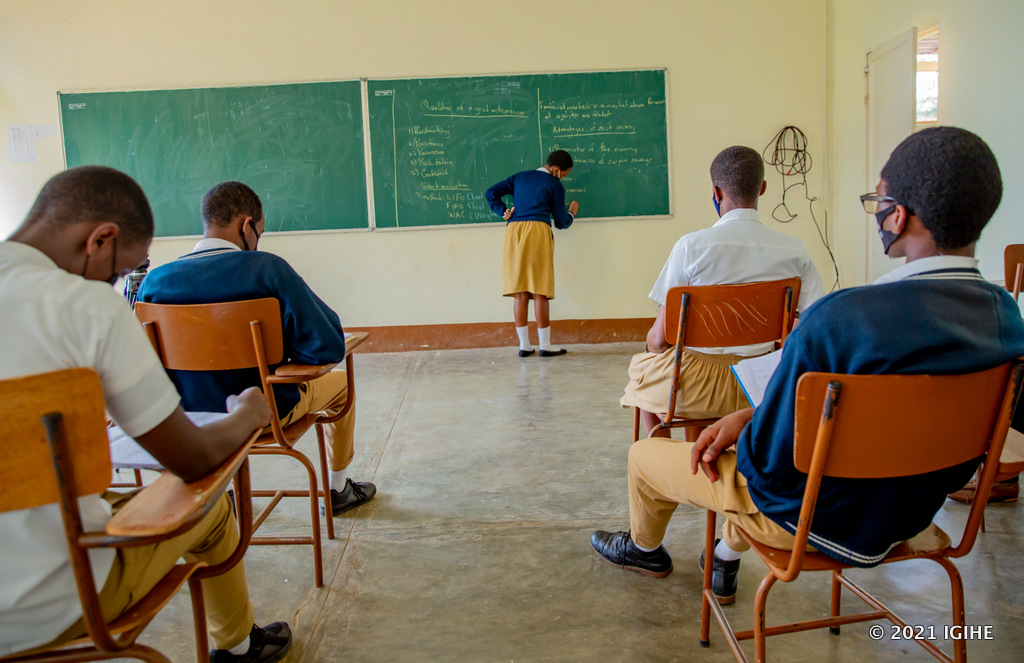 Ikinyarwanda gisigaye kivugwa mu gihe abanyeshuri bari kwiga isomo ryacyo, ahandi bakoresha Icyongereza