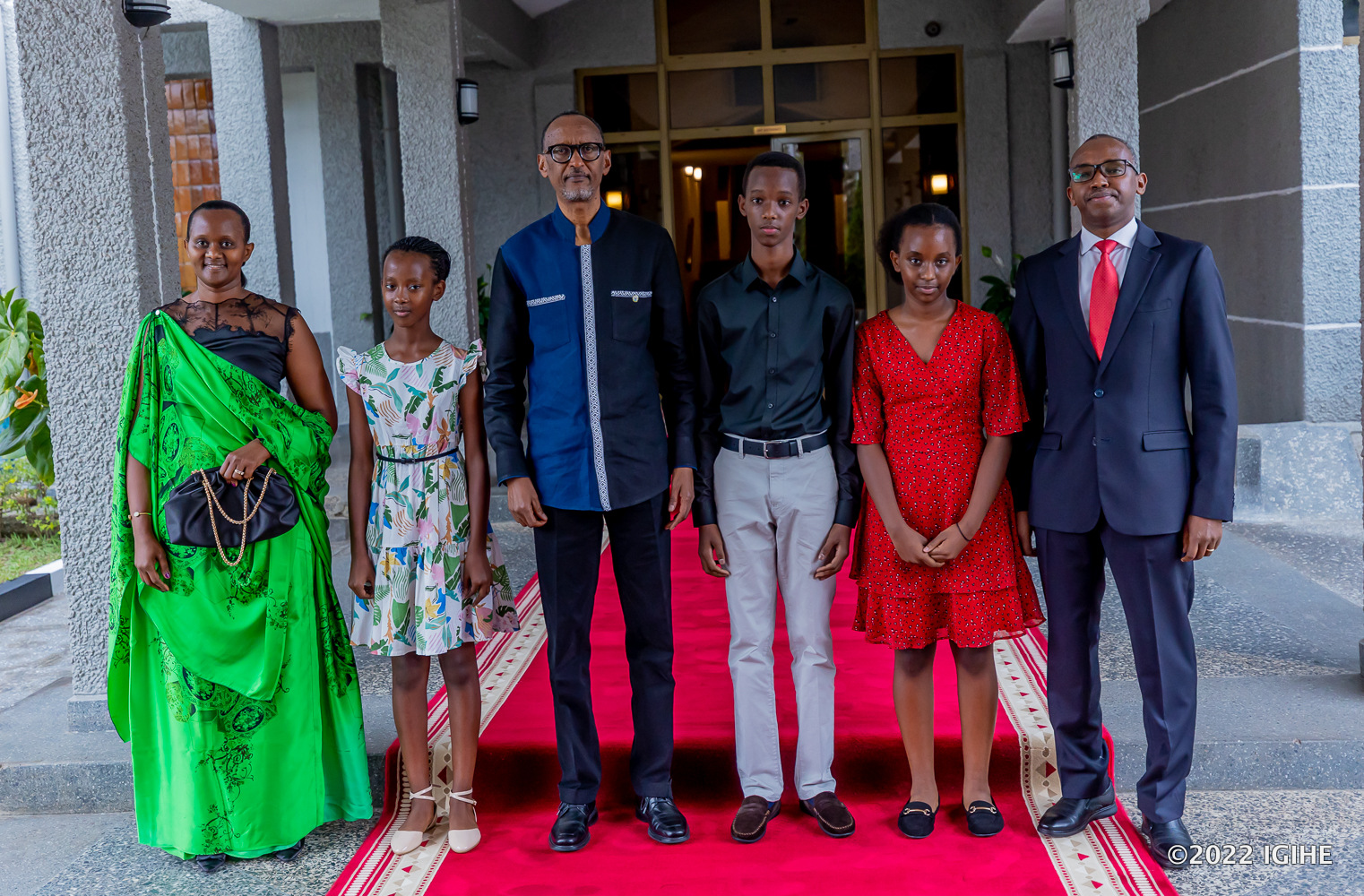 Ubwo Minisitiri Rwigamba yarahiraga we n'umuryango we bafatanye ifoto y'urwibutso na Perezida Paul Kagame