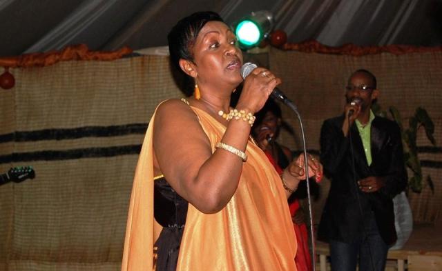 Aha Dady de Maximo yari ari kuririmbana n'umuhanzi Ceclile Kayirebwa