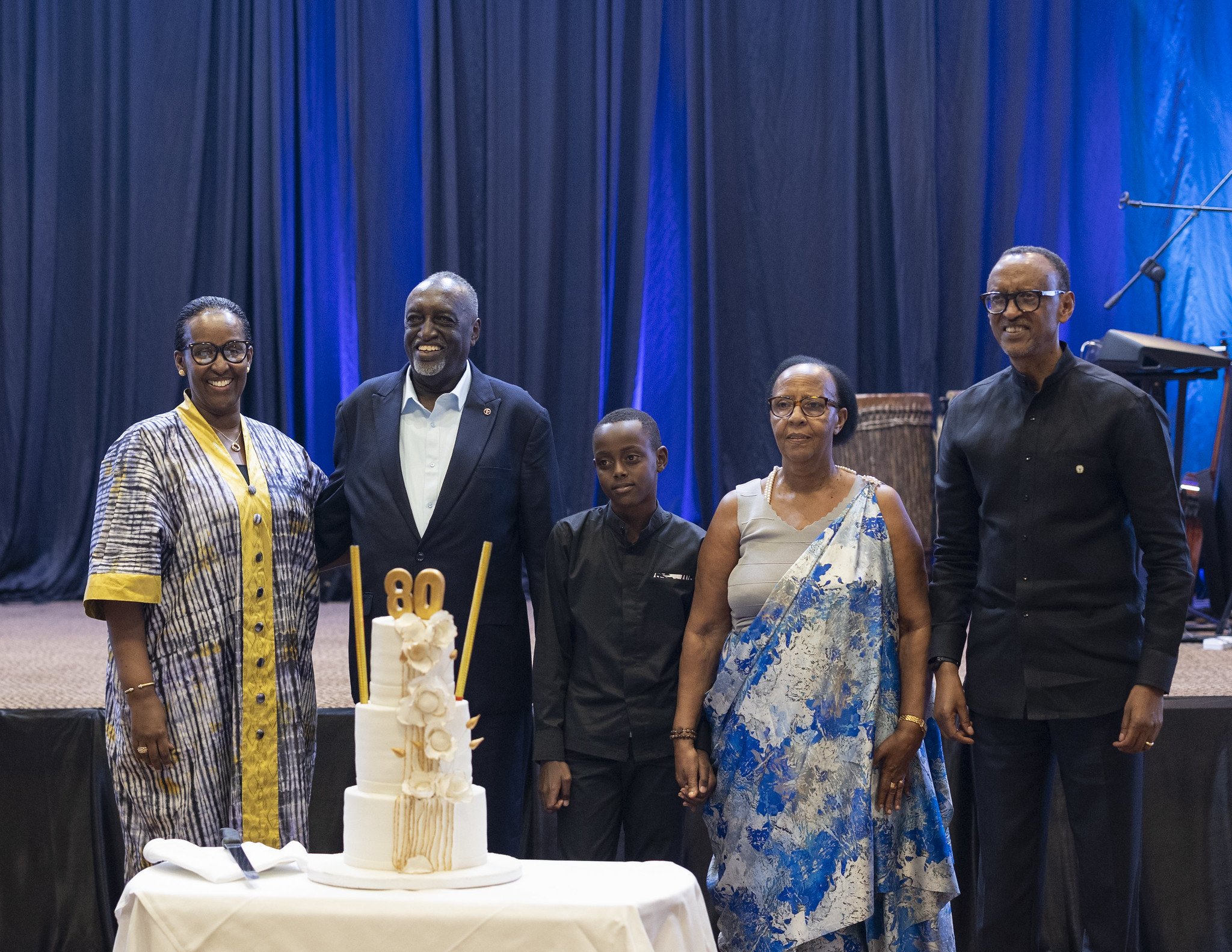 Madamu Jeannette Kagame na Perezida Paul Kagame bifatanyije na Tito Rutaremara kuri iyi sabukuru ye y’imyaka 80