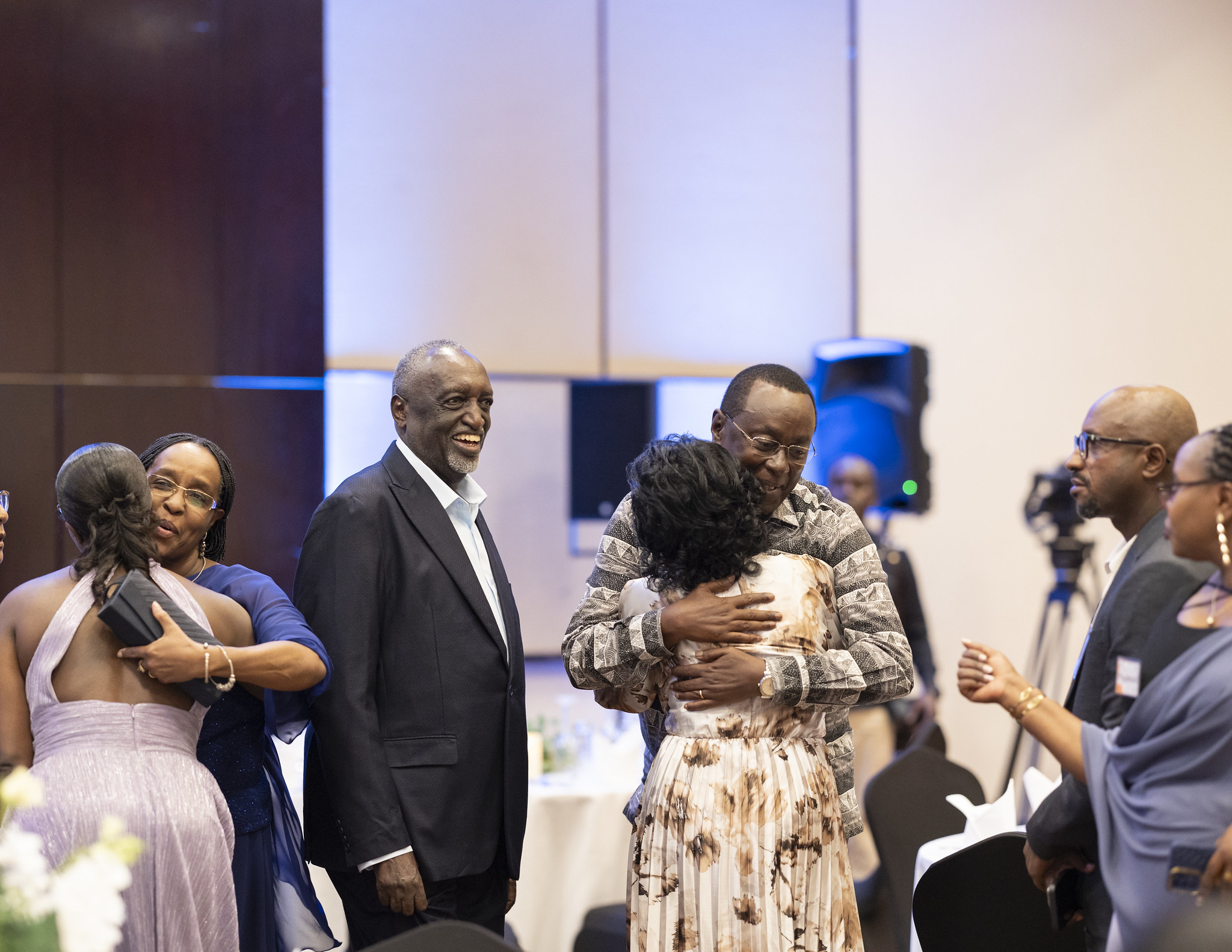 Bernard Makuza wabaye mu buyobozi bukuru bw’igihugu aramutsa abo bahuriye muri ibi birori