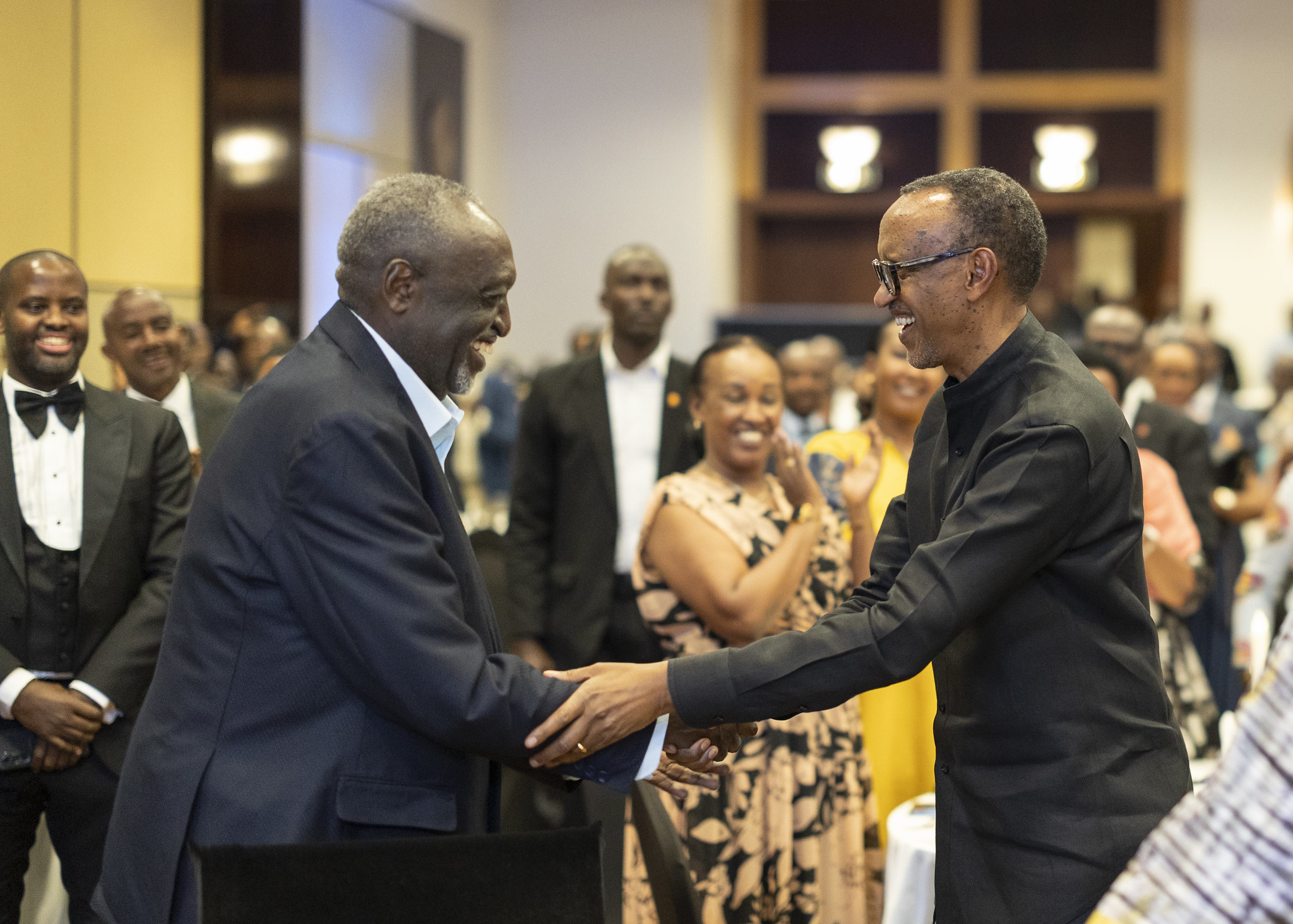 Perezida Kagame na Tito Rutaremara baramukanya