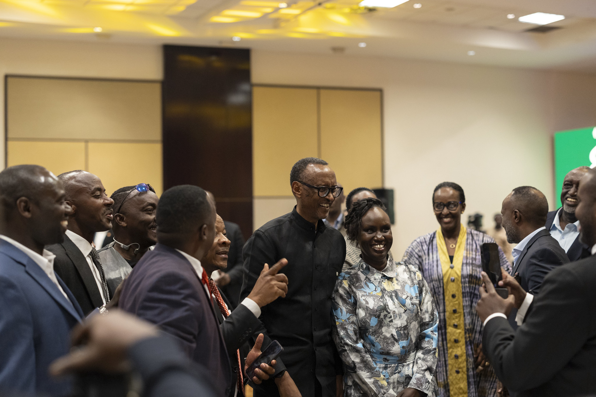 Benshi mu bitabiriye ibi birori bashakaga kwifotozanya na Perezida Paul Kagame