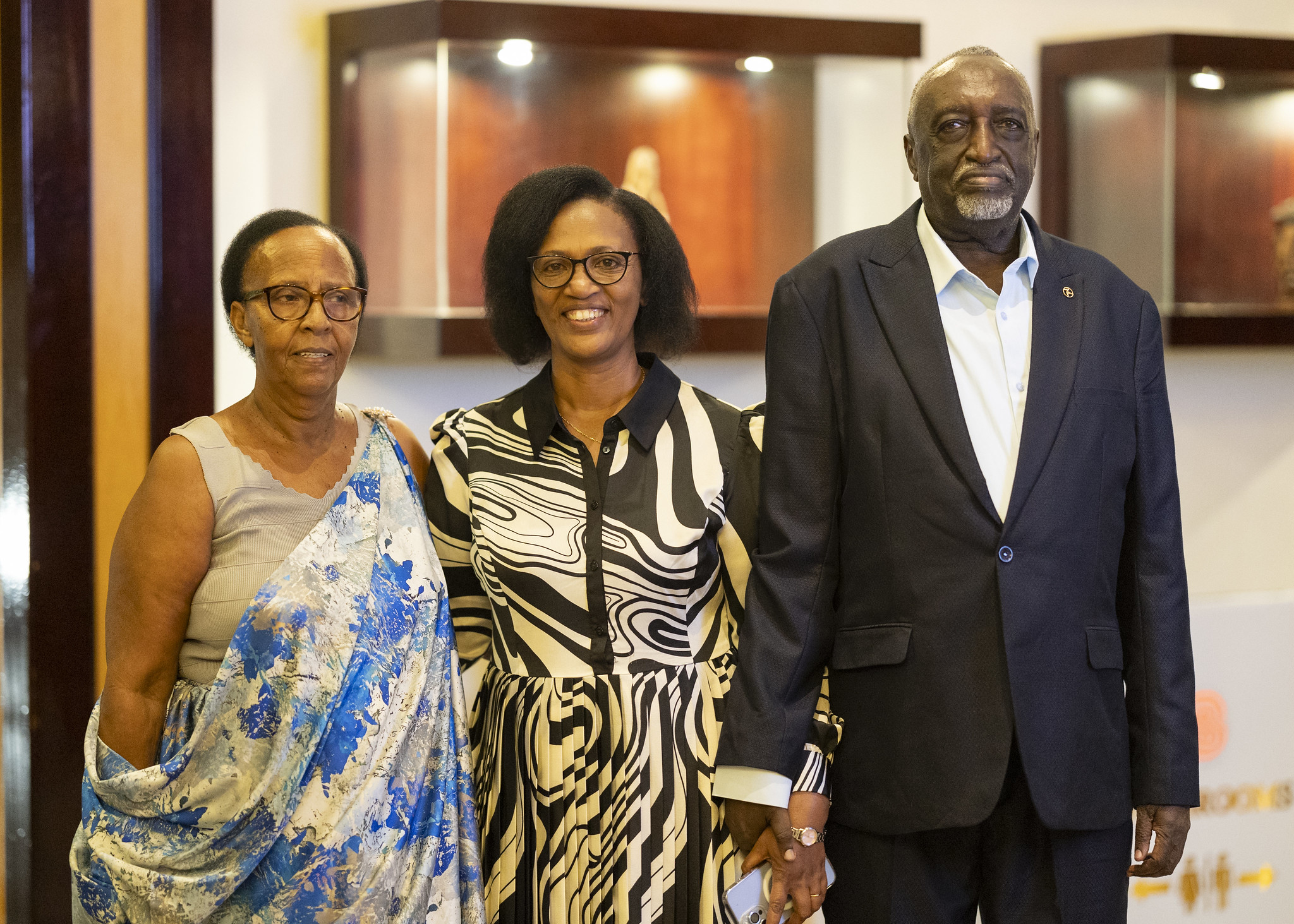 Tito Rutaremara na Jeanne d’Arc Gakuba (uri hagati) wabaye muri Sena y’u Rwanda bafatanye ifoto