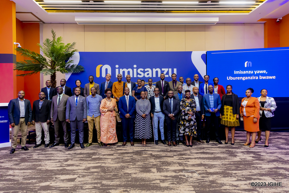 Bamwe mu bitabiriye imurika ry'uru rubuga mu ifoto rusange n'abayobozi bakuru ba RSSB