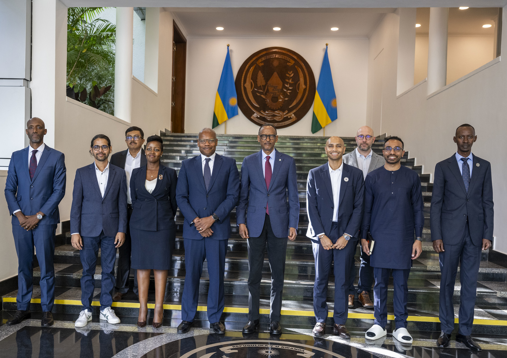 Perezida Kagame yakiriye Umuyobozi wa NALA, Benjamin Fernandes; uwashinze Admaius Capital Partners, Marlon Chigwende; umwe mu bashinze M2P, Madhusudanan Madhu; Umuyobozi wa  Nucleus Software, Parag Bhise na Prajit Nanu uyobora Nium