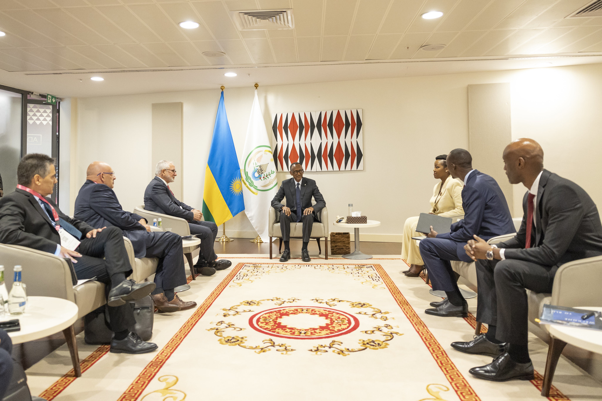Perezida Kagame yahuye na Haim Taib washinze Mitrelli and Menomadin Group bagirana ibiganiro byabaye kuwa 25 Gashyantare