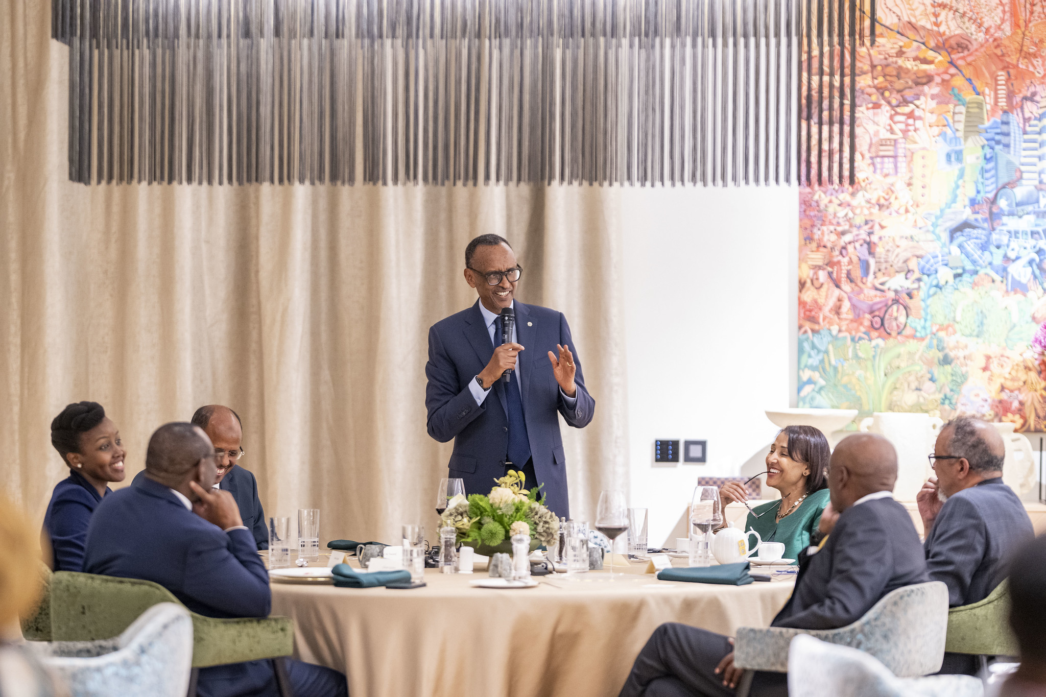 Perezida Kagame yahuye n’abaminisitiri b’ubuzima n’abandi bakora muri uru rwego bari bateraniye mu Rwanda. Ni mu musangiro wabereye ku i Rebero ku wa 3 Mata
