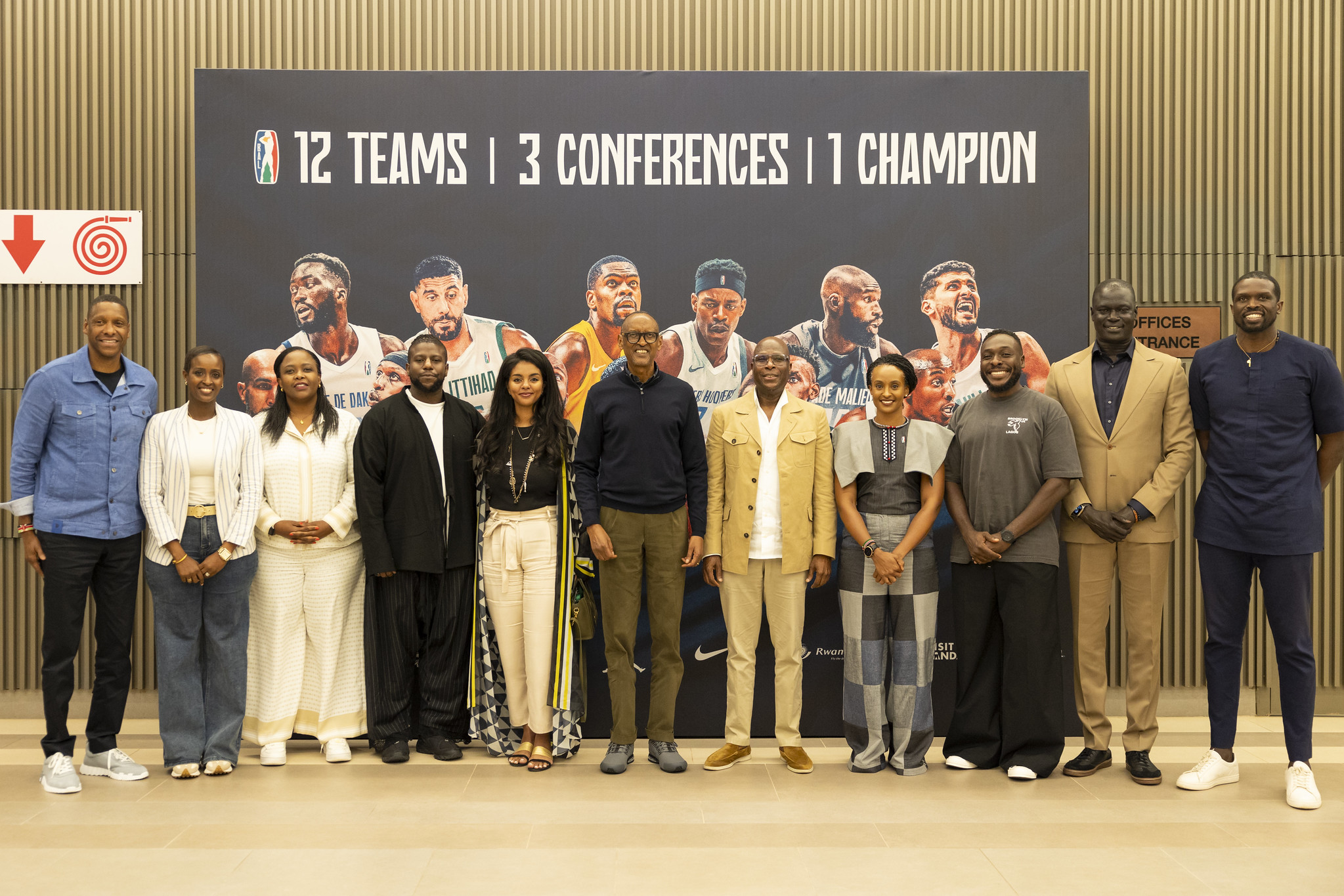 Perezida Kagame n'abateguye imikino ya BAL bafashe ifoto y'urwibutso ku wa 24 Gicurasi