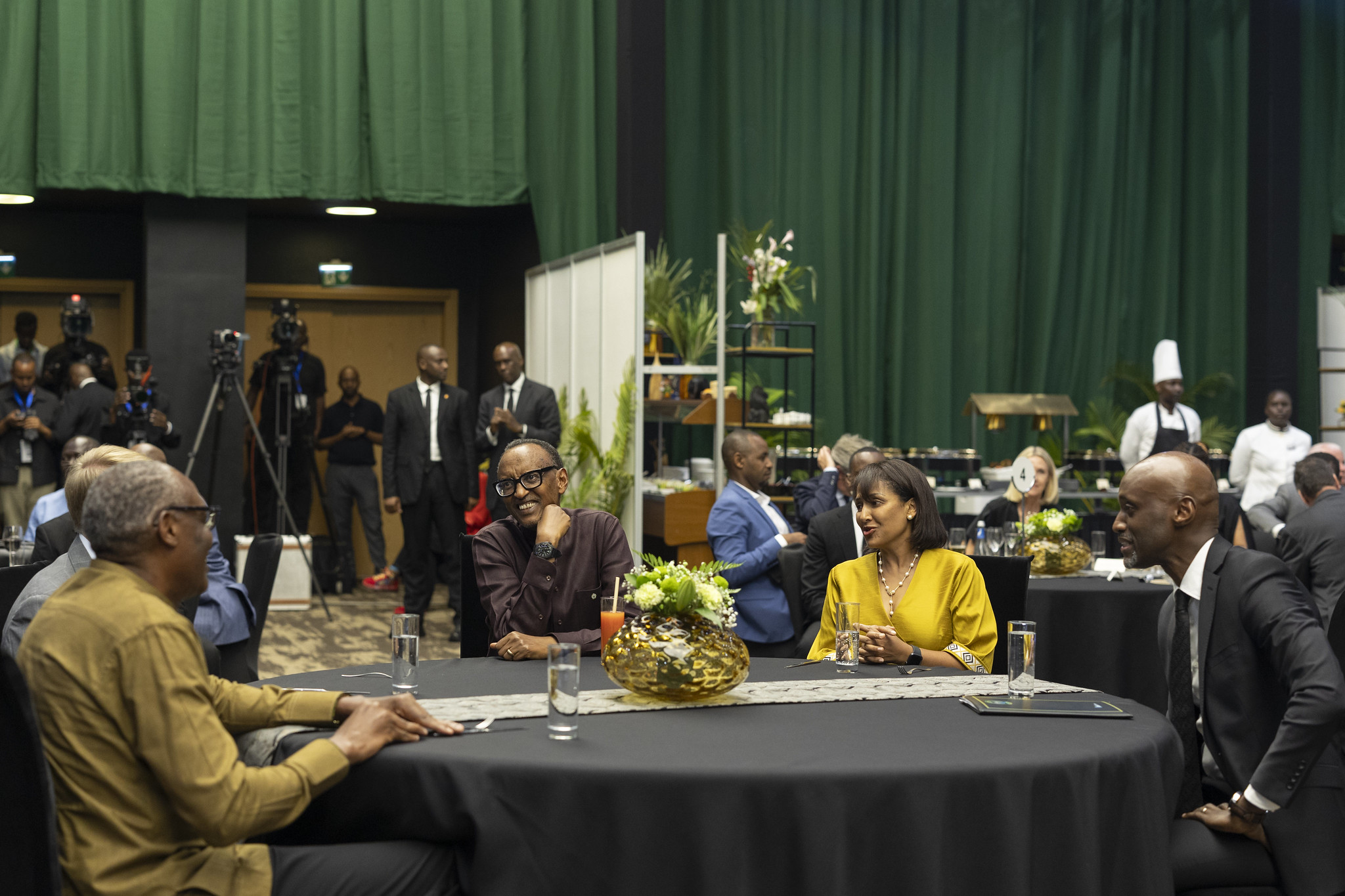 Ku wa Gatandatu Nzeri, Perezida Kagame yitabiriye umusangiro wahuje abantu batandukanye bari bitabiriye umuhango wo Kwita Izina