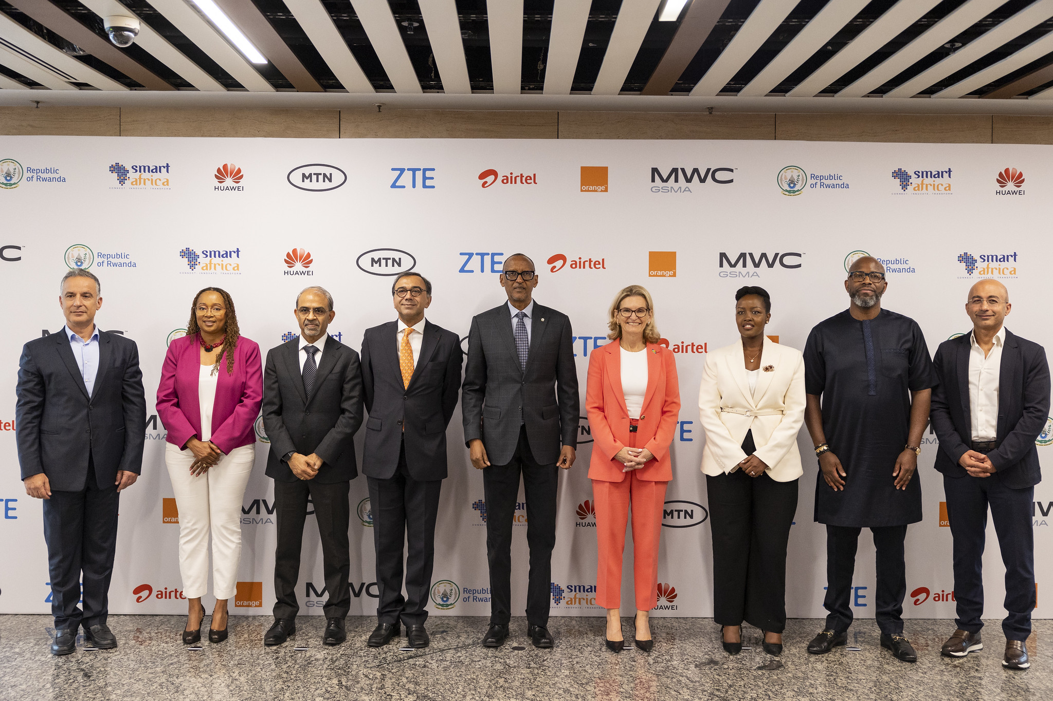 Ku wa 21 Ukwakira, iminsi ibiri mbere y’isabukuru ya Perezida Kagame, yitabiriye inama yiga ku ikoreshwa rya telefoni ku Isi izwi nka Mobile World Congress
