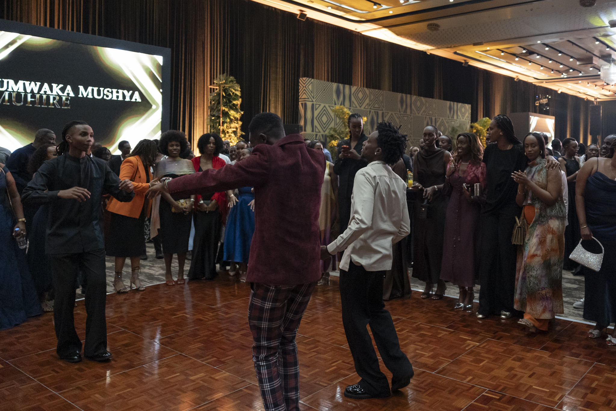 Abahanzi barimo Kivumbi King na Nel Ngabo bacinye akadiho mu njyana gakondo