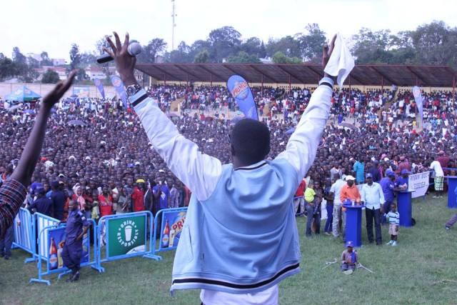 Kamichi agitangira kuririmba yakomeje gusaba abafana be kuzamura amaboko hejuru