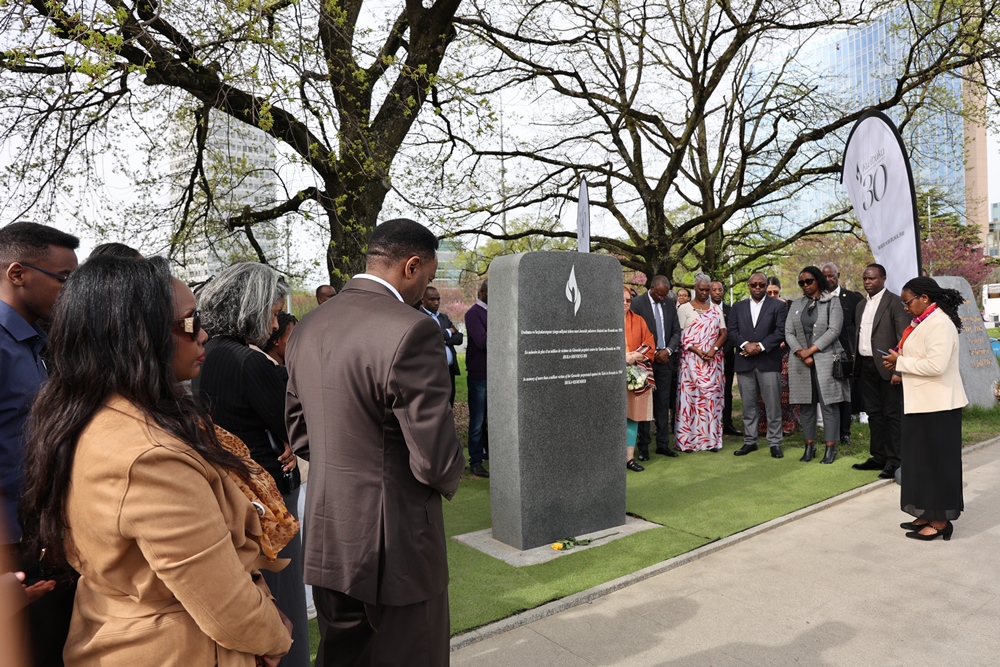 Abanyarwanda n'inshuti z'u Rwanda baje guha icyubahiro abazie Jenoside yakorewe Abatutsi