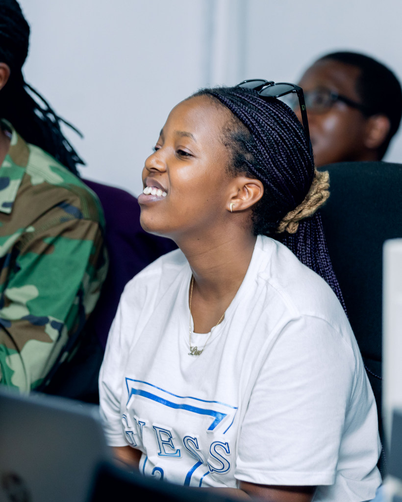 Abakozi ba Mighty Engineering Co. bari bafite akanyamuneza