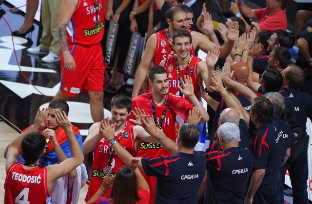 Abakinnyi ba Serbia bari bishimiye umwanya babonye