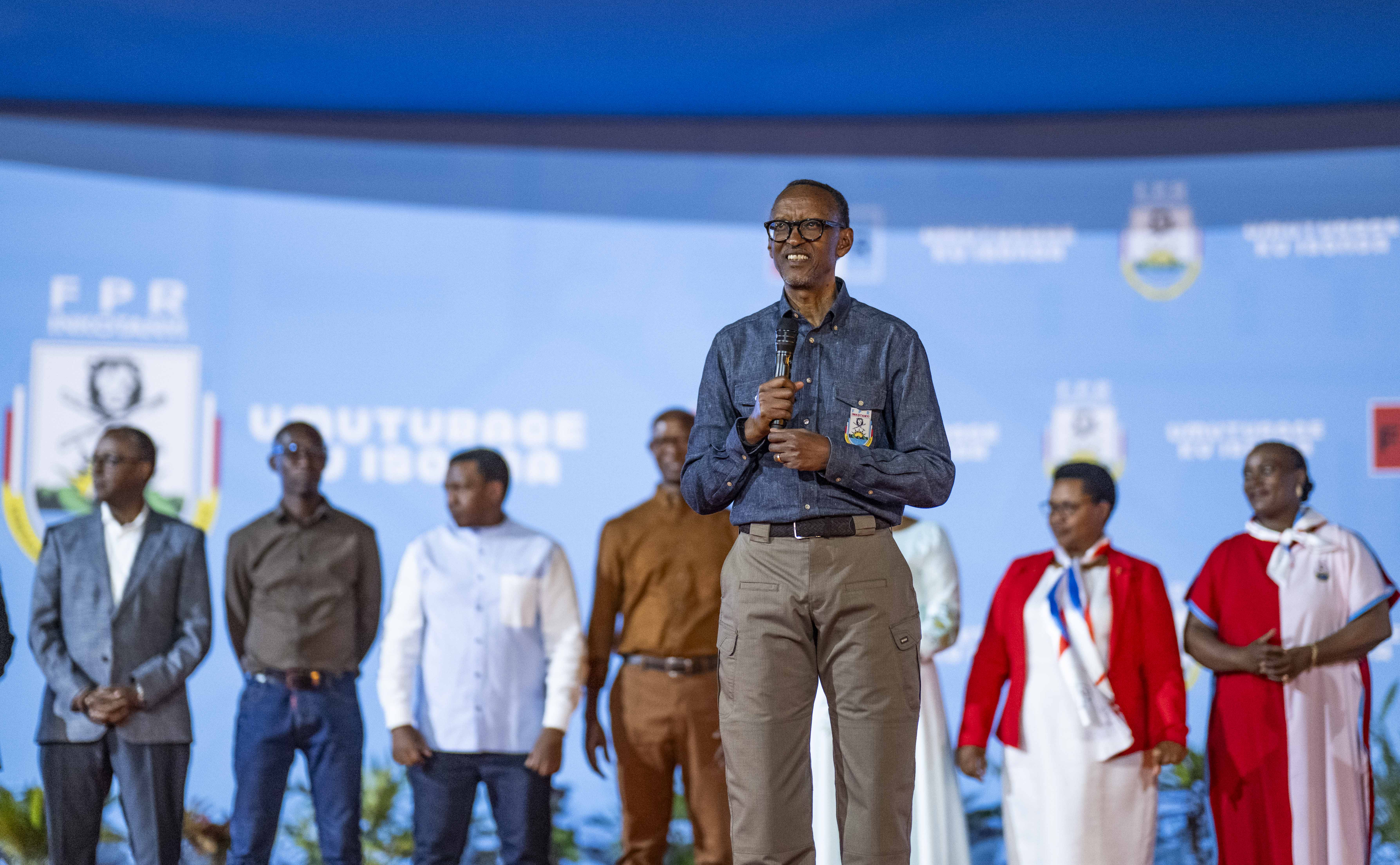 Perezida Kagame yashimiye abantu bose adasize abahanzi ndetse n’urubyiruko bagendanye mu bikorwa byo kwiyamamaza
