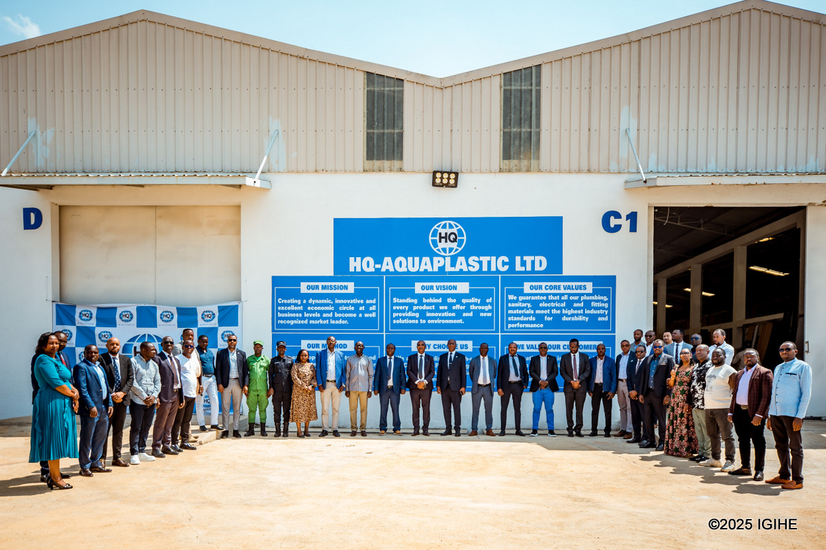 Abayobozi batandukanye beretswe ibizaba biri mu ruganda rwa HQ-Aqua Plastic Ltd