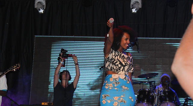 Nicole Musoni aririmbana n'abafana