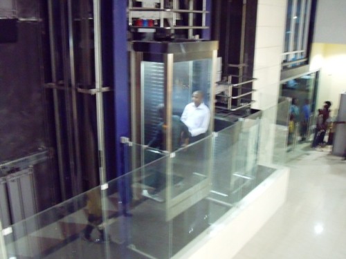 Aba bagabo bari baheze muri ascenseur yo mu nzu ya Kigali City Tower