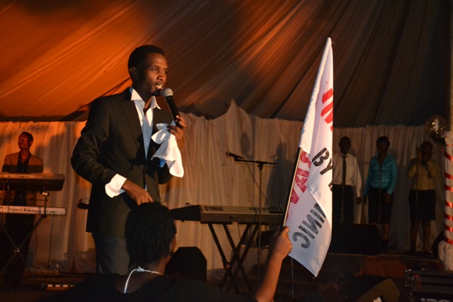 Bamwe mu bakunzi ba Dominic bari baje bitwaje amabendera yanditseho amazina ye