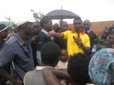 Abanyashuri biga ubuganga, bigisha abaturage uburyo bwo kwirinda indwara y'igituntu
