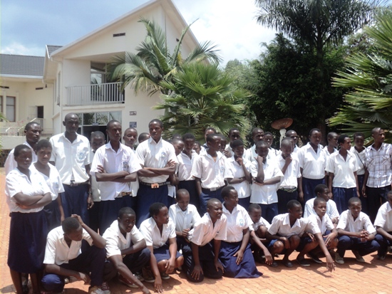 Abanyeshuri ba Groupe Scolaire Kagugu Catholique bamaze gusura urwibutso rwa Jenoside yakorewe Abatutsi rwa Gisozi