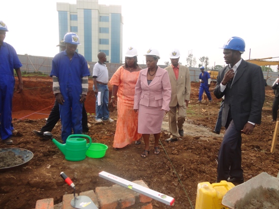 Abayobozi bakuru bari muri uyu muhango bagiye gushyira ibuye ry'ifatizo ahazubakwa ishami rya BNR mu ntara y'Iburasirazuba