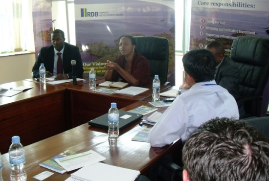 Akamanzi Clare ushinzwe ibikorwa muri RDB aganira n'abanyeshuri b'Abanyamerika