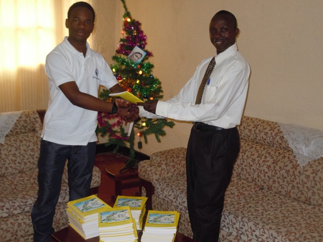 Umusizi Nsanzabera aha impano y'ibitabo Isaro Foundation