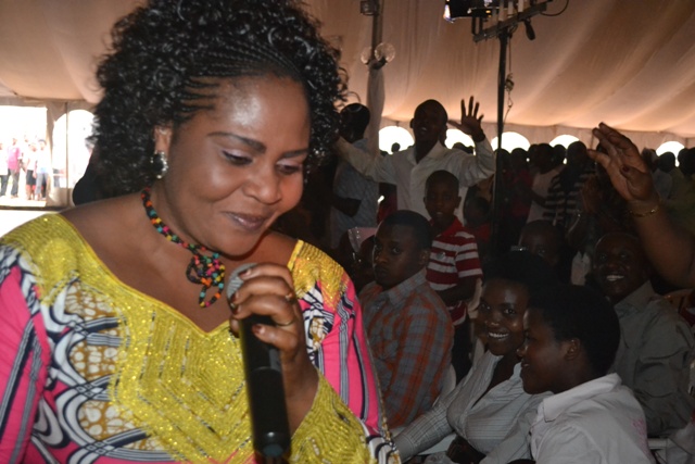Umuhanzi Liliane Kabaganza ari mu bahanzi baririmbye mu gitaramo cya Dominic Nic