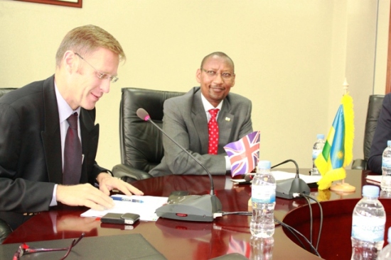 Donal Brown umuyobozi wa DFID muri Afurika yo hagati n'iy'Iburasirazuba ari kumwe na Minisitiri Rwangombwa mu gusinya amasezerano y’inkunga