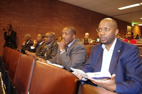 Igihe bari bakurikiye ibiganiro, uhereye iburyo Ambasaderi Masozera Robert na Dr Dusingizemungu uyobora IBUKA-Rwanda