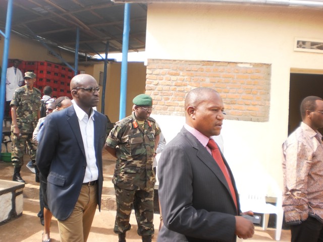 Rwiyemezamirimo Mutabaruka ari imbere ibumoso