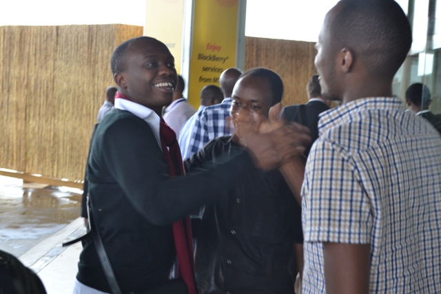 King James akigera i Kanombe ku kibuga cy'indege asuhuza inshuti ze