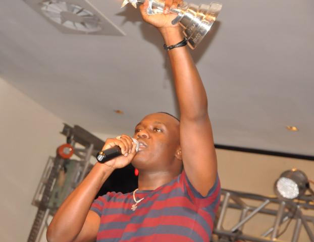 King James yongeye kwishimira ibikombe bibiri yegukanye