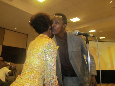 Knowless amaze gushyikiriza Danny Gaga bakunze kwita Ngenzi igikombe cya best actor