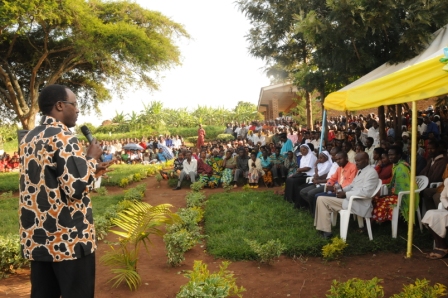 Fidele Ndayisaba aganira n'abaturage b'Umurenge wa Gikomero