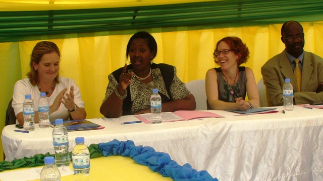 Minisitiri w'ubuzima Binagwaho ari kumwe na Anne Casper wari uhagarariye USAID ndetse na Nolaar Skinner uhagarariye Unicef mu Rwanda