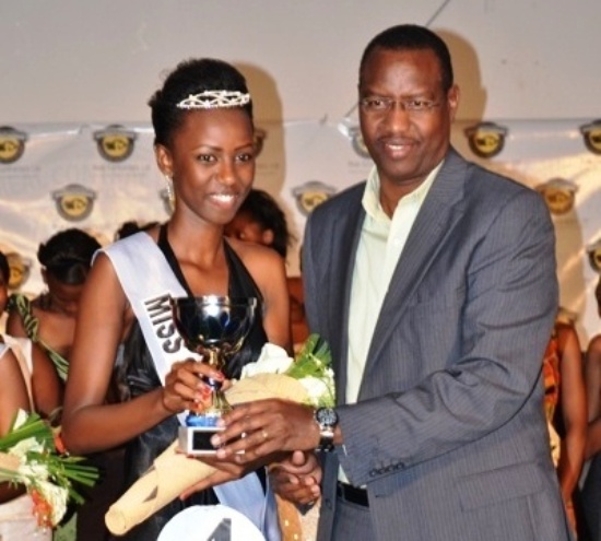 Natacha Miss SFB ashyikirizwa igihembo na Minisitiri Mitari