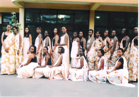 Abakobwa bakora akazi ko kwakira abashyitsi