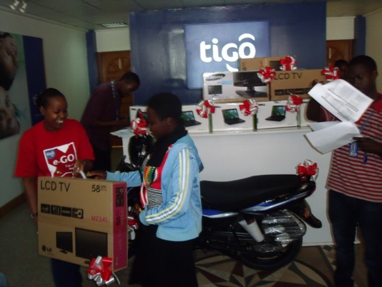 Nyirajyambere Clarisse ngo arahita agurisha iyi televiziyo maze akuremo amafaranga y'ishuri