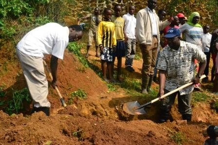 Mayor Ndayisaba na Minisitiri Habumuremyi mu muganda