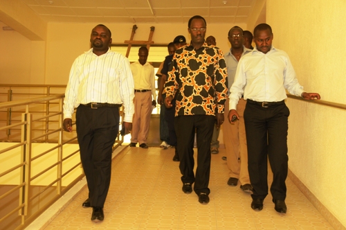Uhereye iburyo hari Umuyobozi w’Akarere ka Gasabo Willy Ndizeye, Fidele Ndayisaba n’Umuyobozi w’Umujyi wa Kigali wungirije ushinzwe ubukungu Alphonse Nizeyimana berekwa inyubako z'ishuli